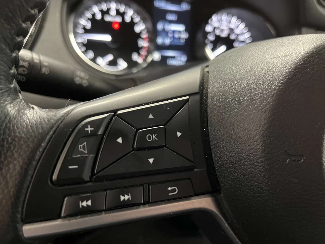 2017 Nissan Rogue AWD 4dr SV Image principale